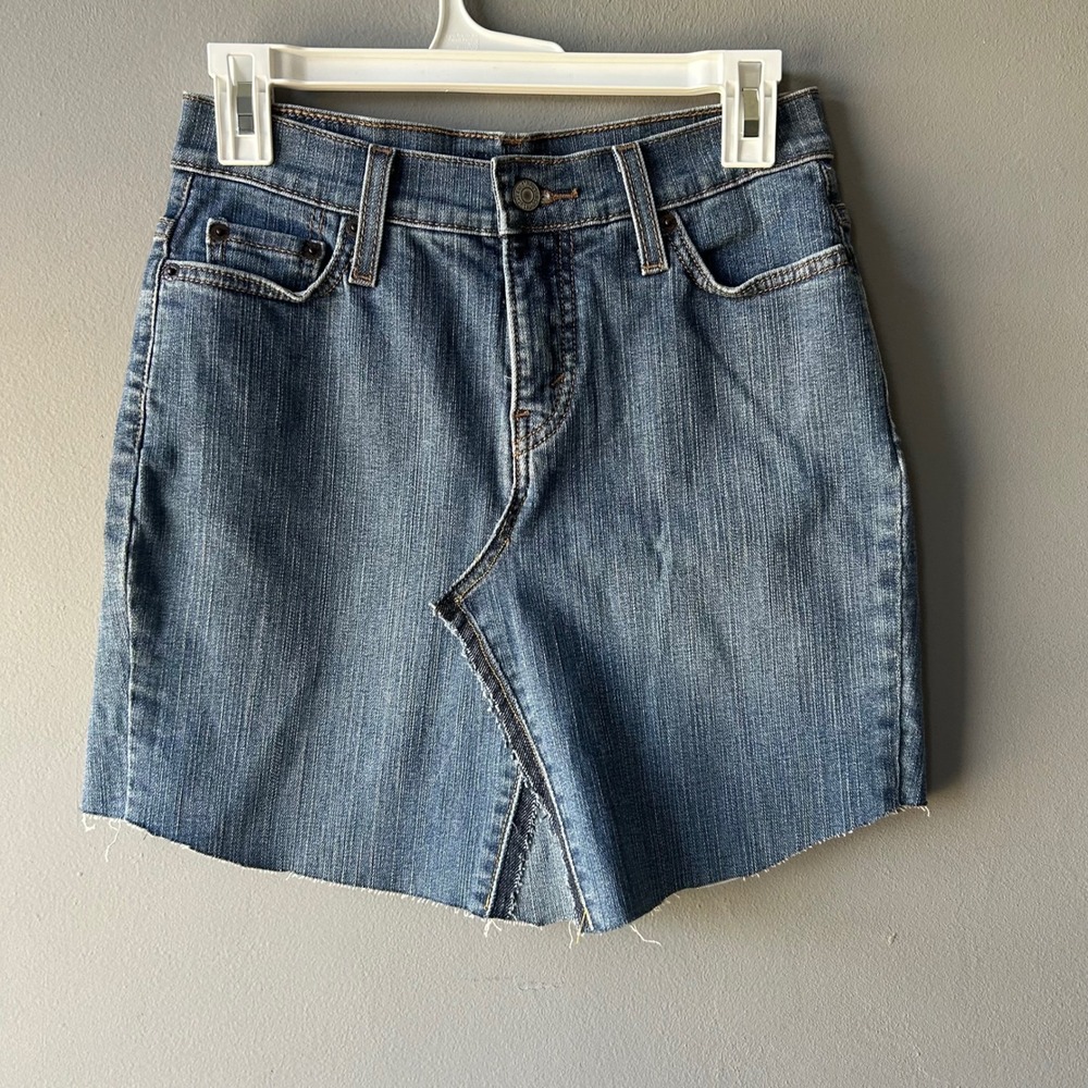 Levis Denim Mini Skirt Medium Wash Raw Hem Asymmetrical Size 4 Short